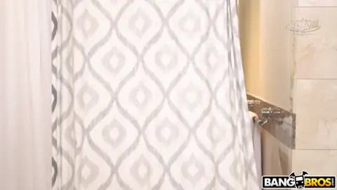 سكس عرب نار شاب ينيك زوجة أخيه في الحمام بكسها