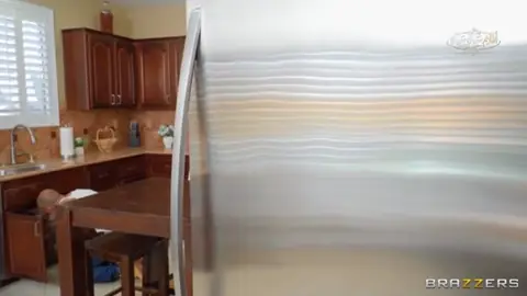 سكس يسرا تتناك بقوة من كسها المحلوق داخل المطبخ