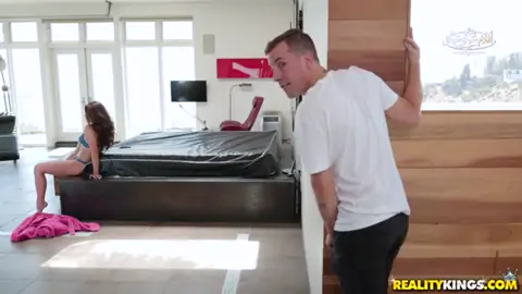 سكس لانا رودس تتناك بقوة في كسها المحلوق الساخن مع جيسي جونز