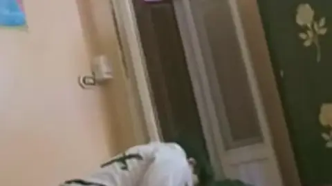 سكس شرموط يمسك بنت الجيران ويخبط زوبره في كسها وينيكها نيك ناري