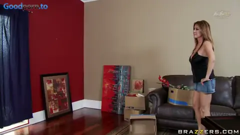 سكس نيك امهات عاهرة اثناء تنظيف المنزل مع بزاز كبيرة