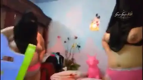 سكس مصري شرموطتين منقبات هايجات يمصان الزب بقوة في غرفة النوم