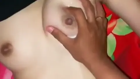 سكس عراقي جديد العلق بيعصر بزاز الشرموطة ويخليها تنزل لبن
