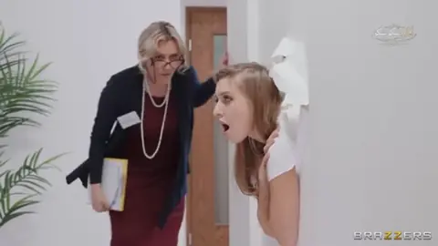 سكس نيك شرموطة تتناك بقوة في كسها على الترابيزة