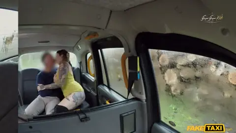 سكس نيك بنت ساخنة في سيارة الأجرة بكل الطرق
