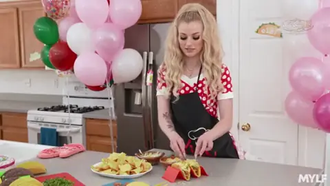 سكس نيك بيضاء جامدة في المطبخ