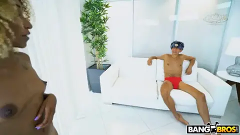 سكس مباشر زوج يمتع كس زوجته على البث الحي