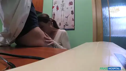 سكس ساخن في العيادة دكتور ينيك امرأة بطيز كبيرة