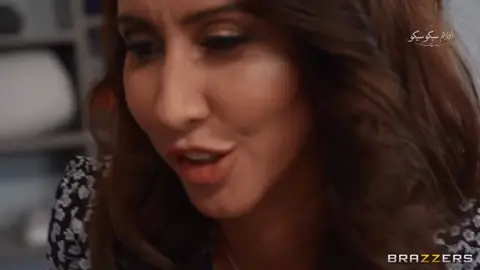 سكس سمراوات تتناك بقوة على السرير وتركب الزب الأبيض