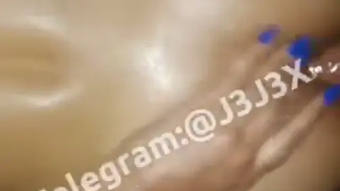 سكس مصري تصوير مخفي يظهر نيك طيز ضيق بالزيت مع آهات نارية
