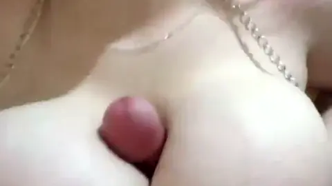 سكس مصري بزاز كبيرة اللبوة بتخلي الواد يجيبهم بين بزازها الطرية