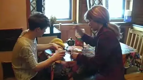 ام روسية اغرت ابنها وجعلته ينيك كسها – سكس امهات روسي