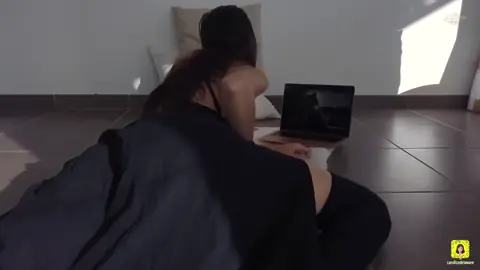 فتاة تشاهد سكس وتفرك كسها بقوة حتى هزة الجماع الشديدة