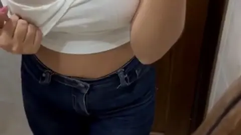 سكس اماراتي موظفة بنك تتناك في الحمام بصوت واضح