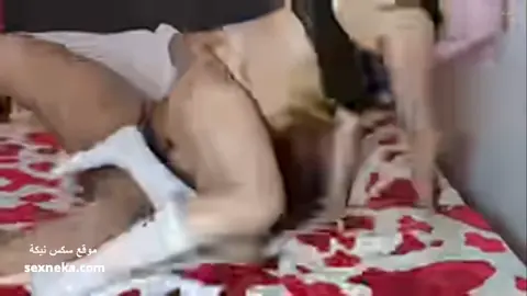 سكس سعودي ديوث يشارك زوجته المربربة مع صديقه ويفشخها نيك على السرير